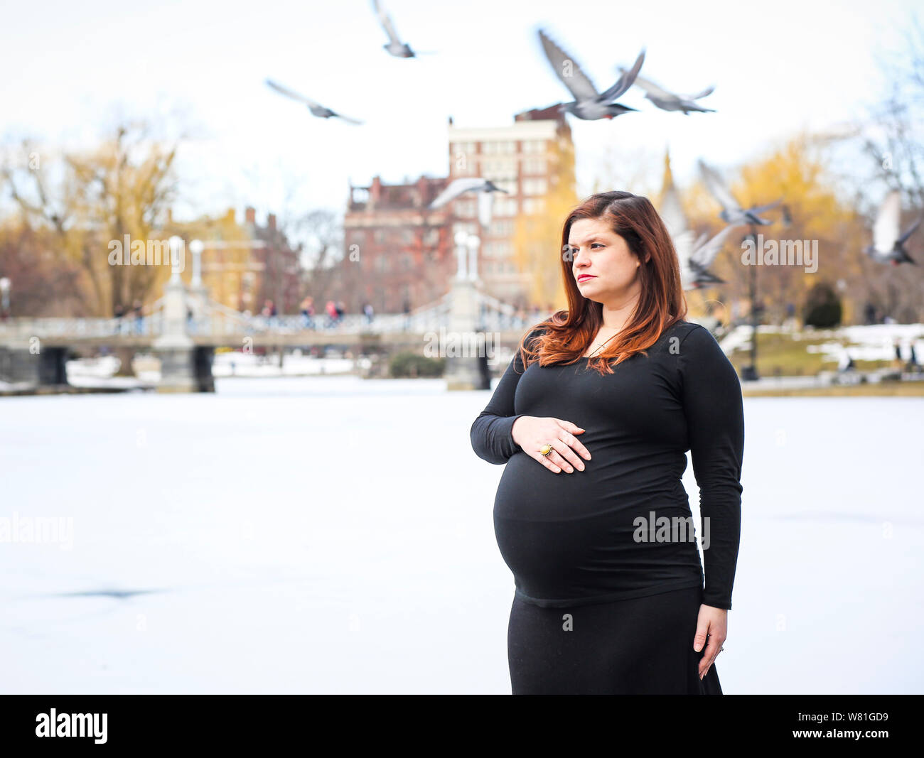 Portrait de femme enceinte, d'oiseaux volant au-dessus, le Jardin Public de Boston, Boston, Massachusetts, USA Banque D'Images