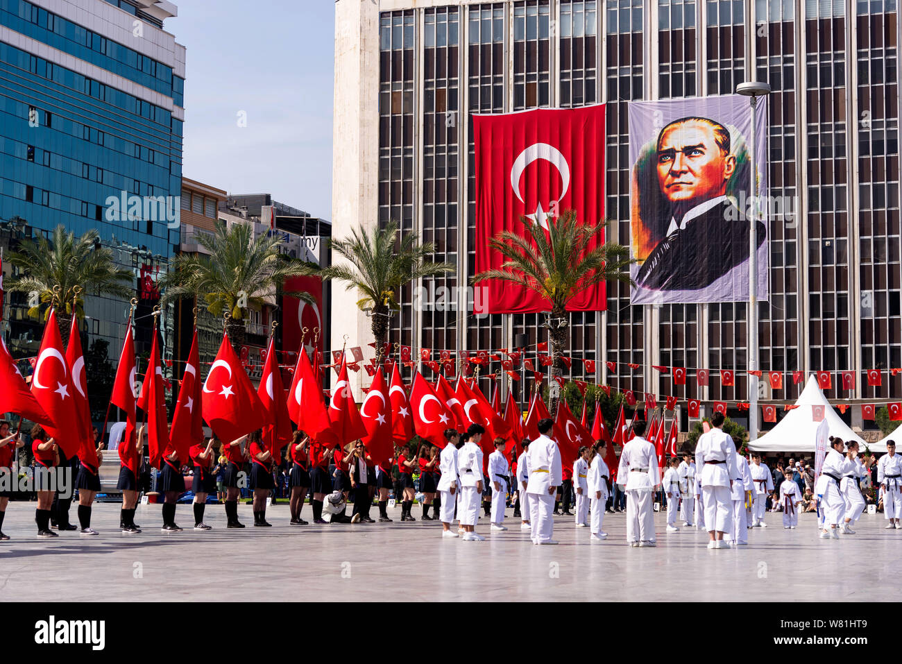 Izmir, Turquie - le 19 mai , 2019 : Performances de Karaté Enfants fêtes du 19 mai 2019 la mémoire de Mustafa Kemal Atatürk, de la jeunesse et des Sports Fes Banque D'Images