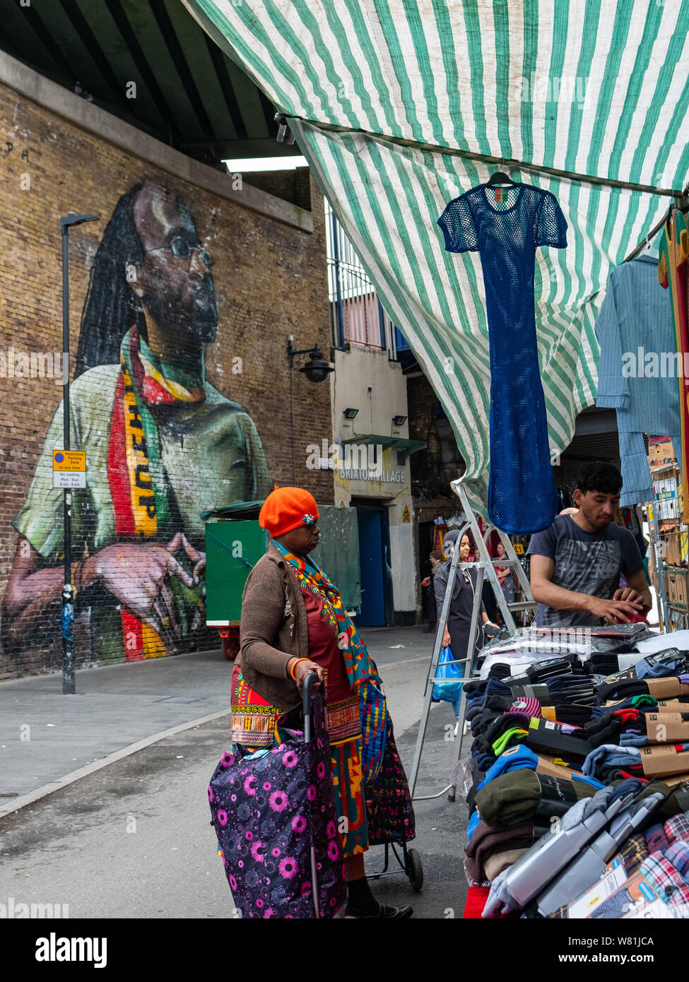 Londres- Août, 2019 : Brixton Village, cadre de marché de Brixton- le dynamisme du marché des denrées alimentaires et des marchandises à l'intérieur dans le sud ouest de Londres Banque D'Images