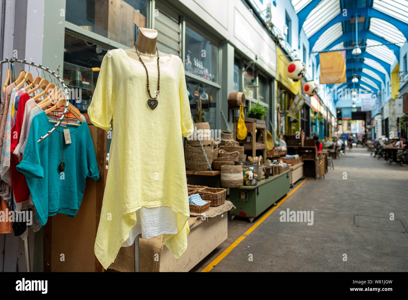 Londres- Août, 2019 : Brixton Village, cadre de marché de Brixton- le dynamisme du marché des denrées alimentaires et des marchandises à l'intérieur dans le sud ouest de Londres Banque D'Images