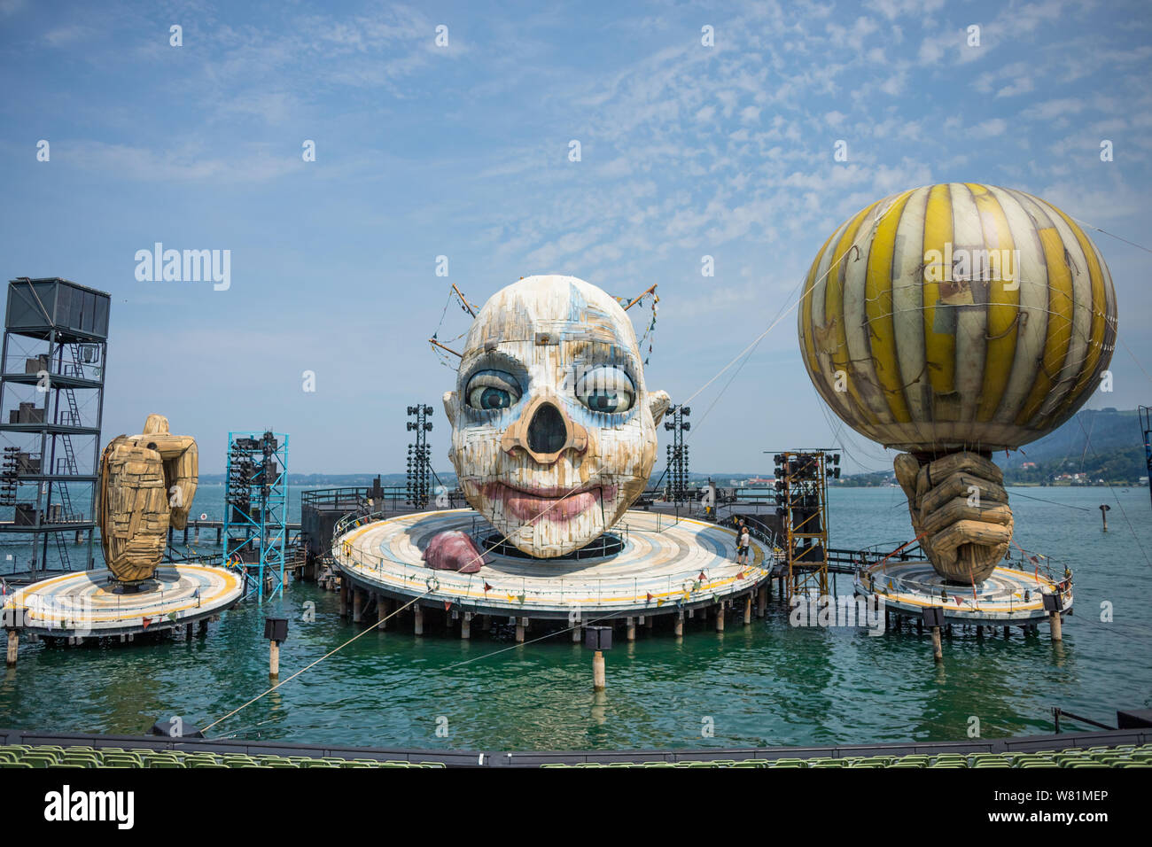BREGENZ, Vorarlberg, Autriche - Juillet 26, 2019 : Open-air avec scène de théâtre flottant crâne énorme et deux mains Banque D'Images BREGENZ, Vorarlberg, Autriche - Juillet 26, 2019 : Open-air avec scène de théâtre flottant crâne énorme et deux mains Banque D'Images