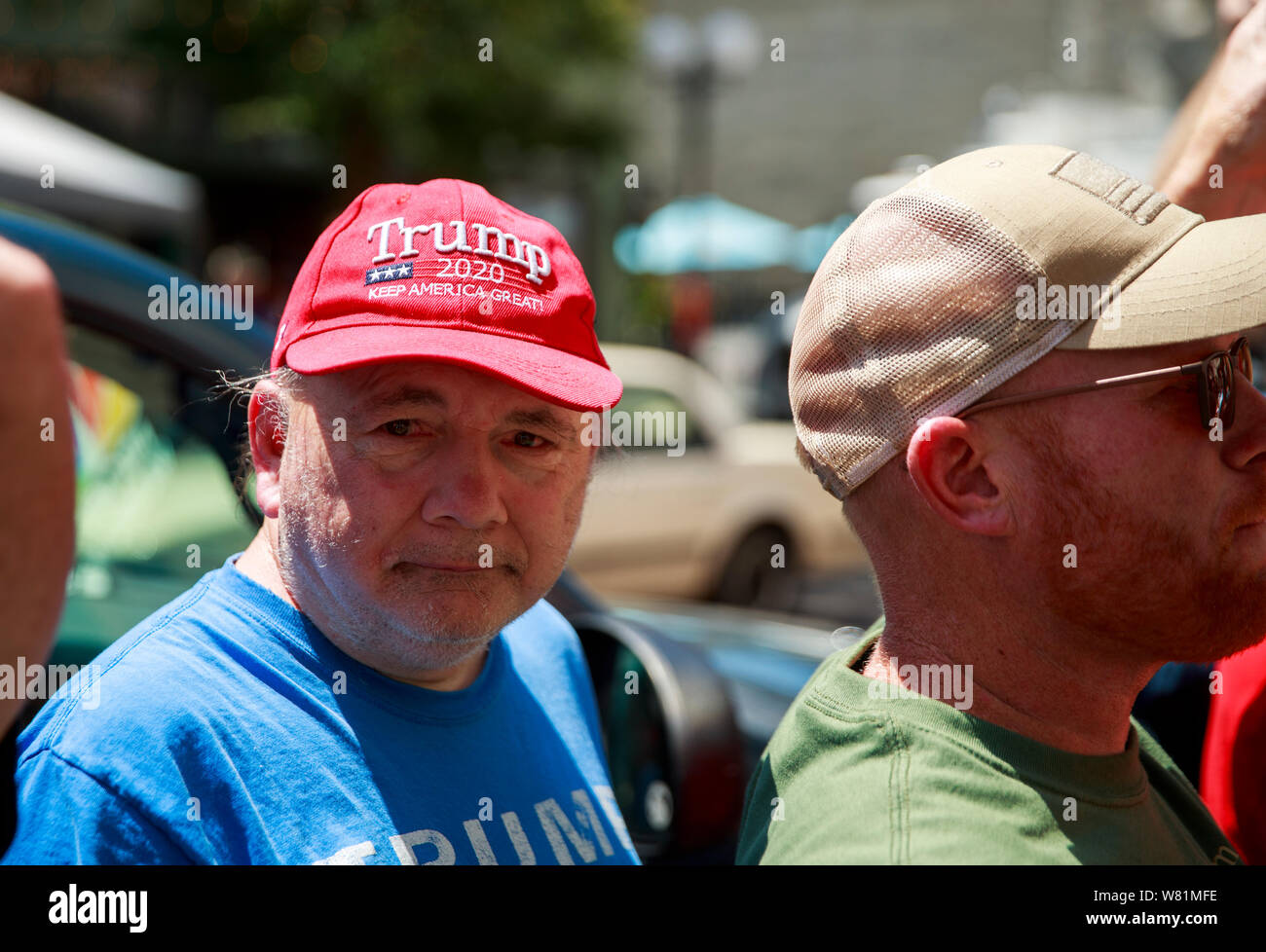 Les partisans d'Atout soutenant les manifestants sur sur la 5e rue à l'emplacement de la prise de masse qui a laissé 9 morts et 27 blessés, mercredi, le 7 août 2019 à Dayton, Ohio. Trump a visité un hôpital proche, mais n'a pas visiter le site de la fusillade avant de s'envoler à El Paso, Texas, qui a également été le site d'une prise de masse. Banque D'Images