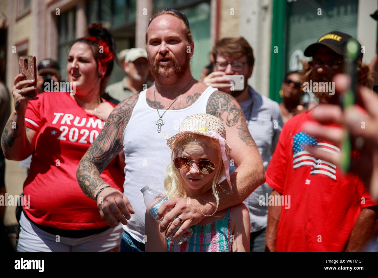 Les partisans d'Atout soutenant les manifestants sur sur la 5e rue à l'emplacement de la prise de masse qui a laissé 9 morts et 27 blessés, mercredi, le 7 août 2019 à Dayton, Ohio. Trump a visité un hôpital proche, mais n'a pas visiter le site de la fusillade avant de s'envoler à El Paso, Texas, qui a également été le site d'une prise de masse. Banque D'Images