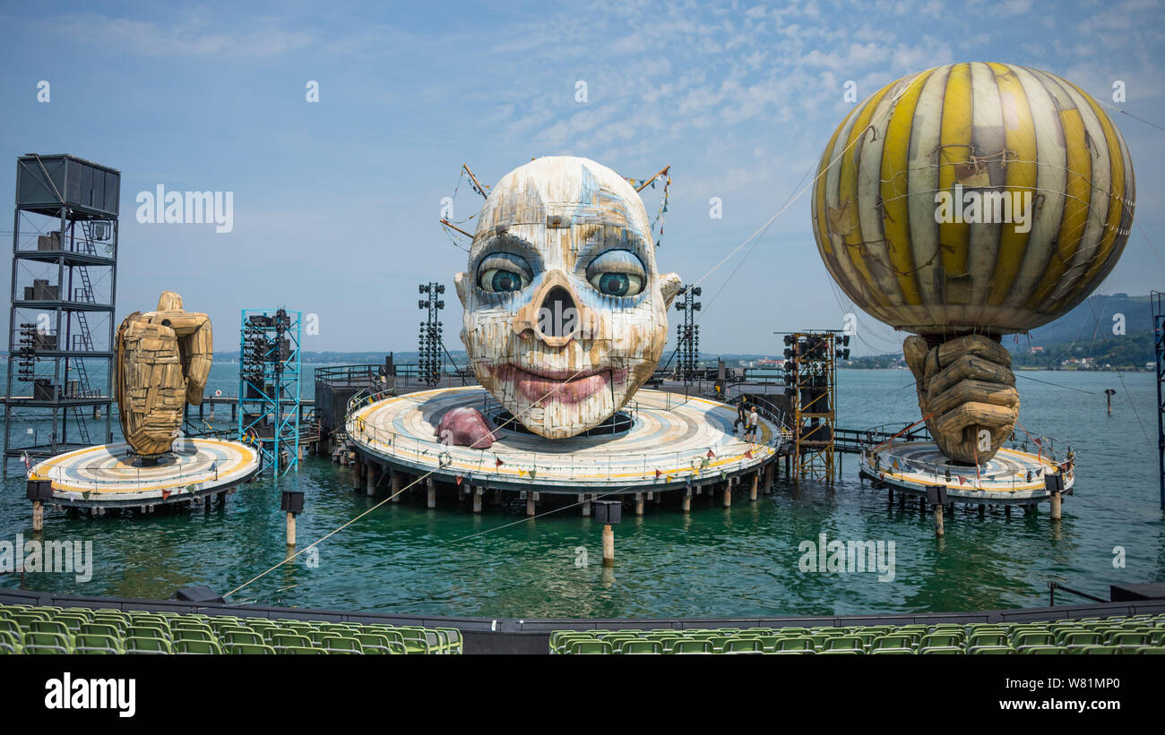 BREGENZ, Vorarlberg, Autriche - Juillet 26, 2019 : Open-air avec scène de théâtre flottant crâne énorme et deux mains Banque D'Images BREGENZ, Vorarlberg, Autriche - Juillet 26, 2019 : Open-air avec scène de théâtre flottant crâne énorme et deux mains Banque D'Images