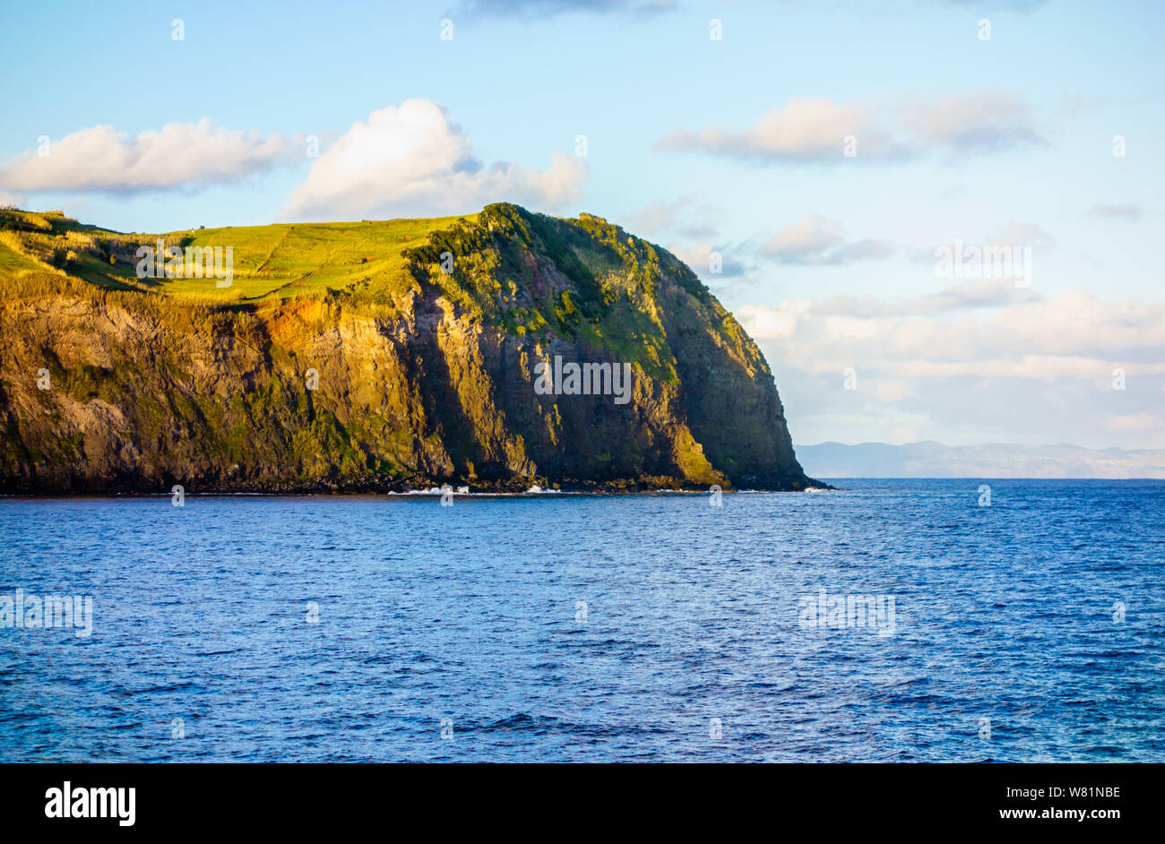 Point le plus à l'Est de l'île de Faial se terminant en falaise abrupte à l'océan, à Açores, Portugal. Banque D'Images