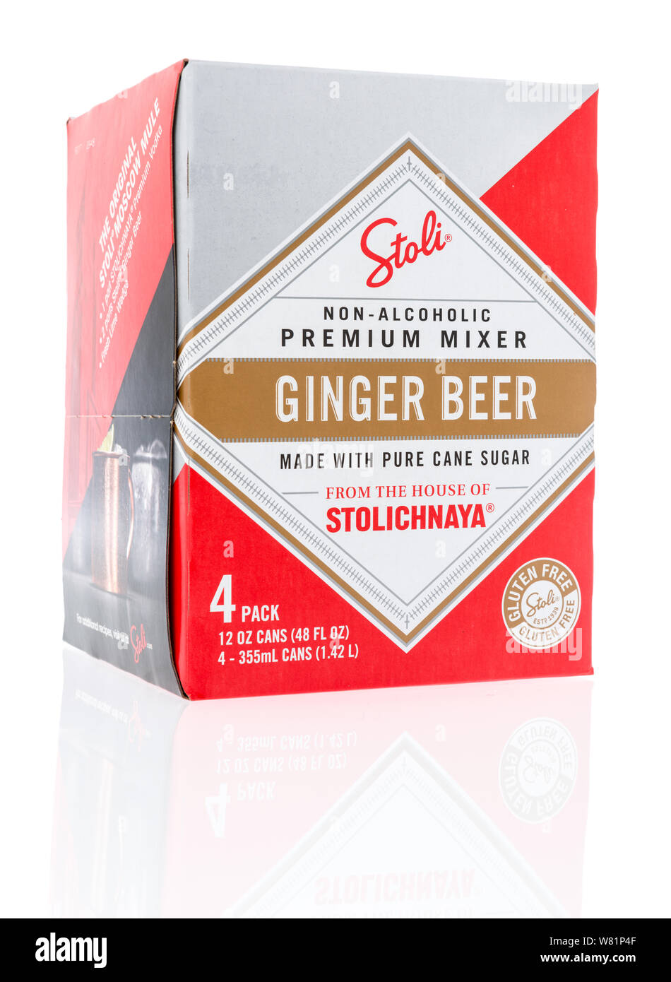 Winneconne, WI - 10 juillet 2019 : un paquet de Stoli mixeur premium au gingembre sur un fond isolé Banque D'Images