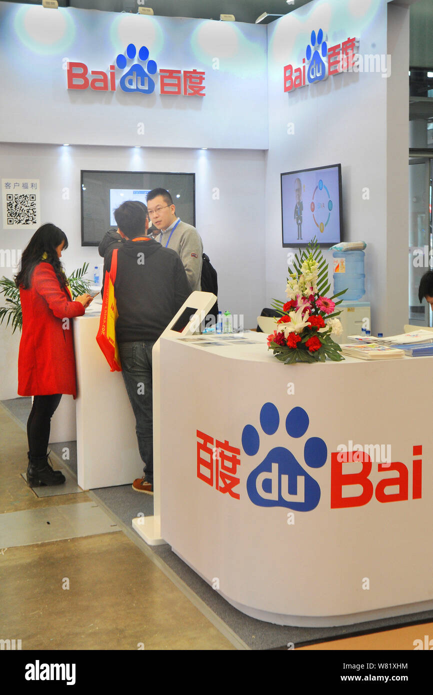 --FILE--personnes visitent le stand de Baidu lors d'une exposition à Shanghai, Chine, le 1 mars 2017. Baidu Inc est en pourparlers avec Dassault Systèmes, Banque D'Images