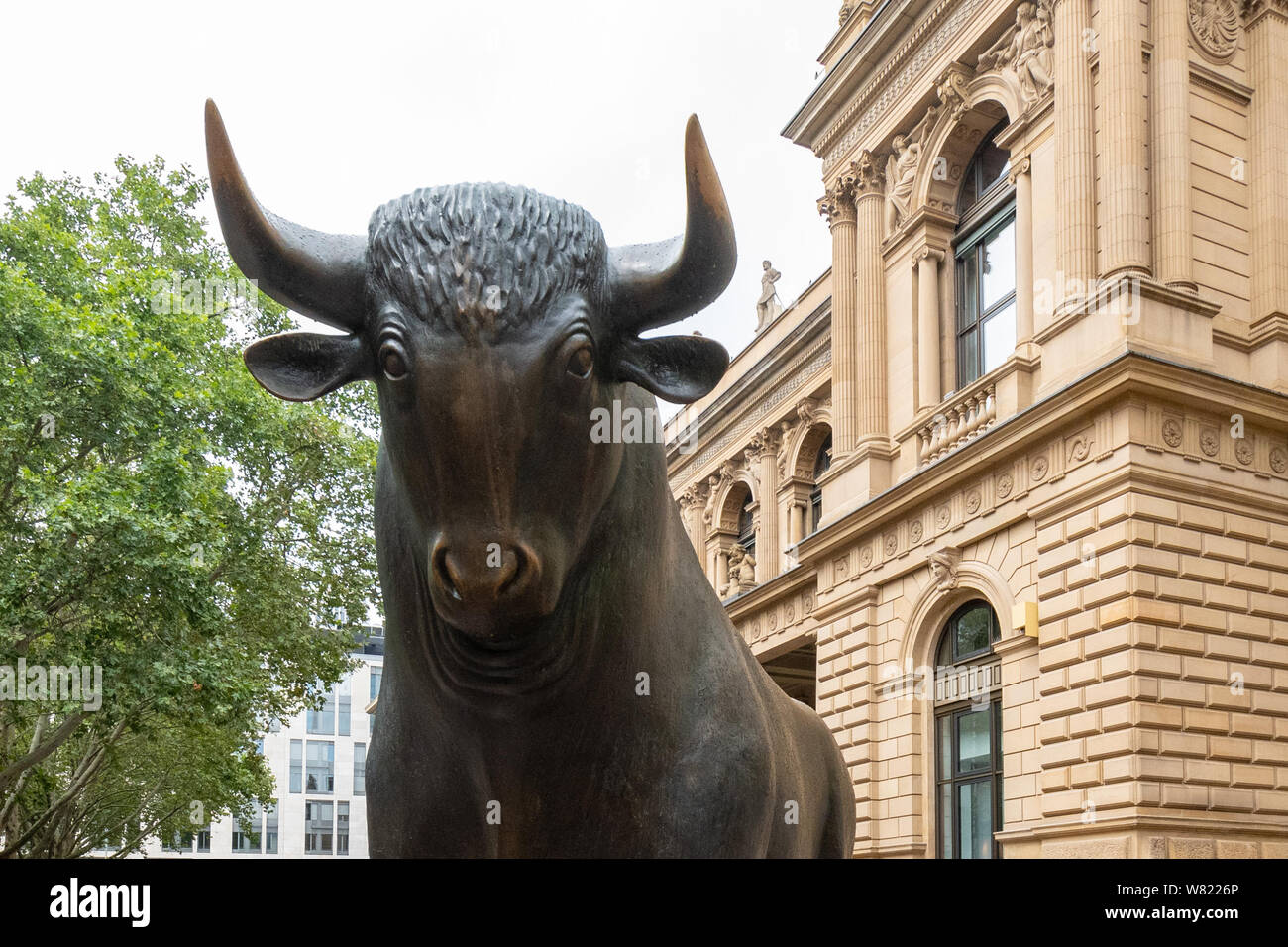 Marché boursier Bull concept - statue de taureau hors Bourse de Francfort, Frankfurt am Main, Germany, Europe Banque D'Images