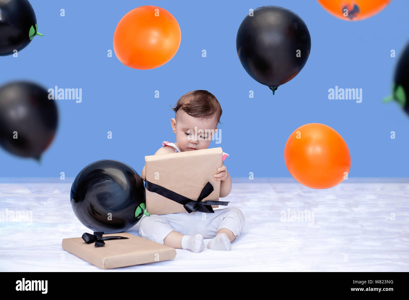 Premier Anniversaire Baby Girl Lui Ouvrir Son Cadeau D Anniversaire 1 Ans D Essayer D Ouvrir Un Cadeau D Anniversaire Ballons Photo Stock Alamy