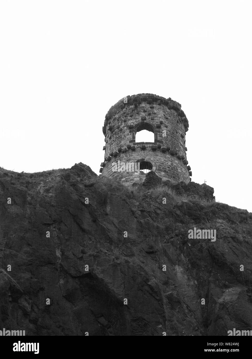 Mow Cop château, une folie en ruine construit comme un pavillon par Randle Wilbraham l sur la frontière Cheshire, Staffordshire en Angleterre Banque D'Images