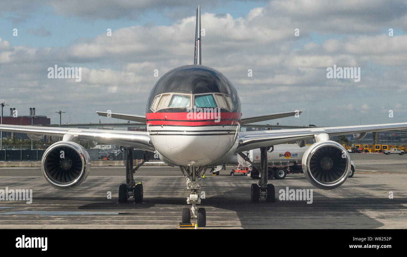 Vol au départ de l'aéroport La Guardia, à New York, à Pittsburgh les avions Embraer 145 d'American Airlines le 12 octobre 2017. Crédit : Colin Fisher/CDFIMAGES.COM/ALAMY Banque D'Images