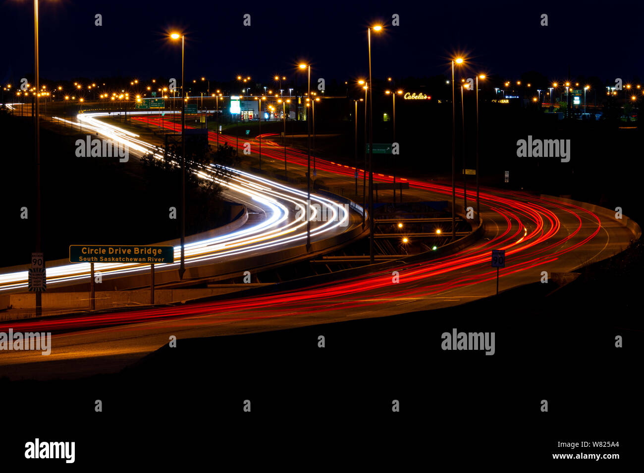 Light trails de nuit à Saskatoon Saskatchewan Canada Banque D'Images