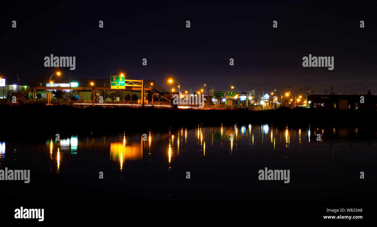 Light trails de nuit à Saskatoon Saskatchewan Canada Banque D'Images