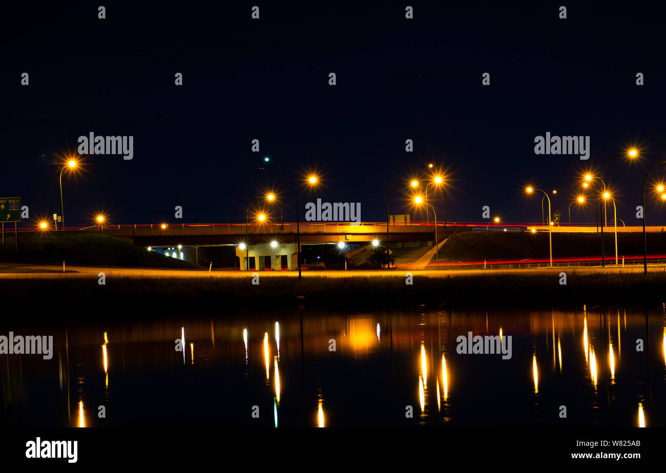 Light trails de nuit à Saskatoon Saskatchewan Canada Banque D'Images