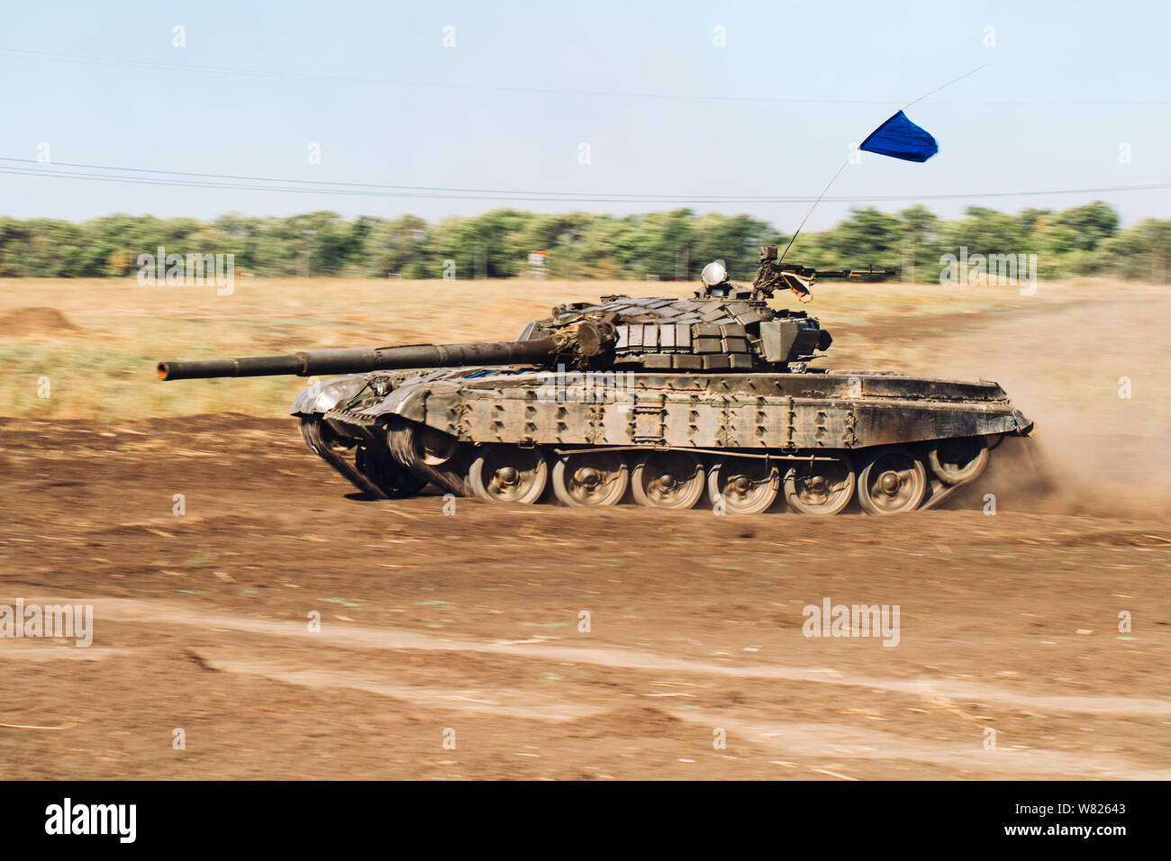 Armored Tank en hors-route. Exercices de réservoir à la campagne. Banque D'Images