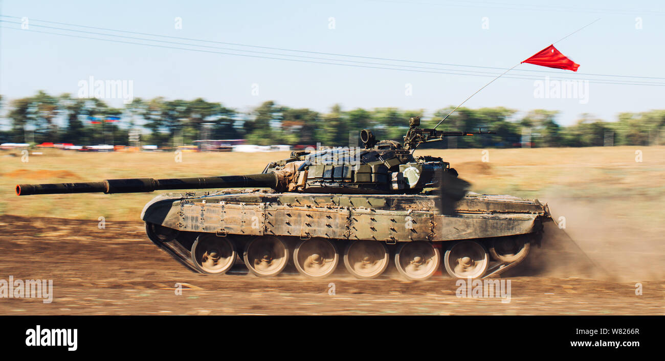 Armored Tank en hors-route. Exercices de réservoir à la campagne. Banque D'Images