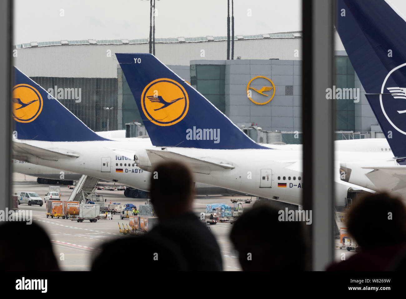 Passagers à l'intérieur de terminal et les avions de la Lufthansa à l'aéroport de Frankfurt, Frankfurt am Main, Germany, Europe Banque D'Images