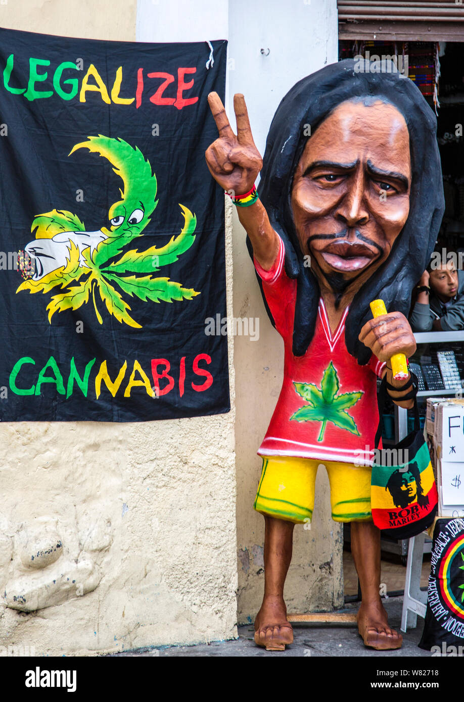 Cuenca, Équateur - Dec 31, 2012 : le papier mâché statue de Bob Marley la promotion de la marijuana - le cannabis légal Banque D'Images