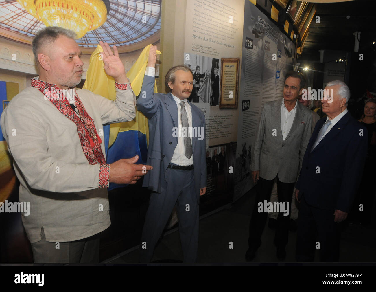 Homme politique ukrainien, dissident, héros de l'Ukraine Vyacheslav Chernovol vu lors de l'ouverture de la musée innovant, la formation de la nation ukrainienne à Kiev.Le musée a 25 compositions de tracé, où chaque installation est accompagnée d'un contenu audio et vidéo interactif, d'odeurs, de dispositifs de réalité virtuelle, qui permet au visiteur de sentir l'atmosphère de l'époque dans laquelle il est. Aussi dans le musée 'La Formation de la nation ukrainienne' vous pouvez voir 100 chiffres d'éminents ukrainiens de la Princesse Olga à la modernité des personnages célèbres de notre état. Toutes les parcelles dans le musée historique Banque D'Images
