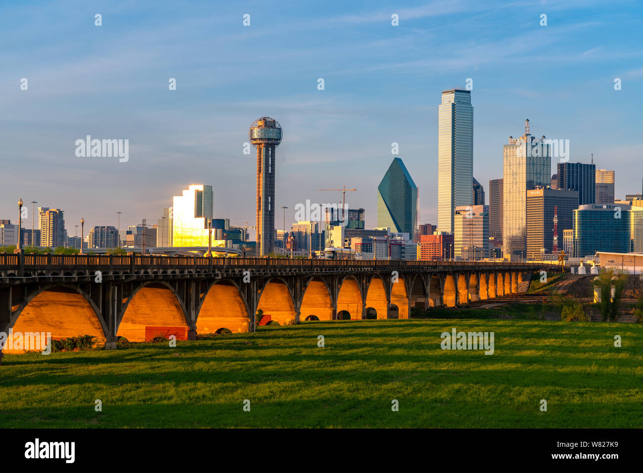 Belle vue de la ville de Dallas, au Texas, pendant le coucher du soleil. Au sud de la ville, le long de la South Houston Street Bridge. Banque D'Images