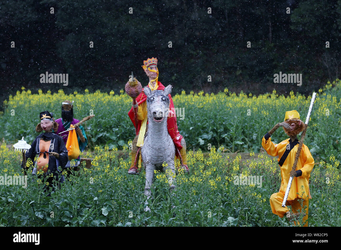 Avis de paille-faites des personnages de "Voyage à l'Ouest' dans un champ de colza dans la région de Wuyuan Shangrao, village, ville de la province de Chine orientale, 23 février Banque D'Images