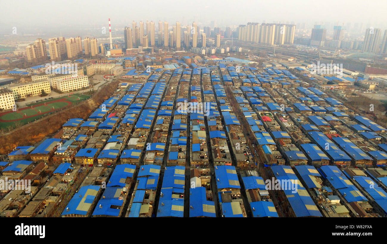 Vue aérienne d'un village urbain de disparaître, ressemblant à des pixels bleu, à Jinan City, Shandong province de Chine orientale, le 13 février 2017. Une villa urbaine Banque D'Images