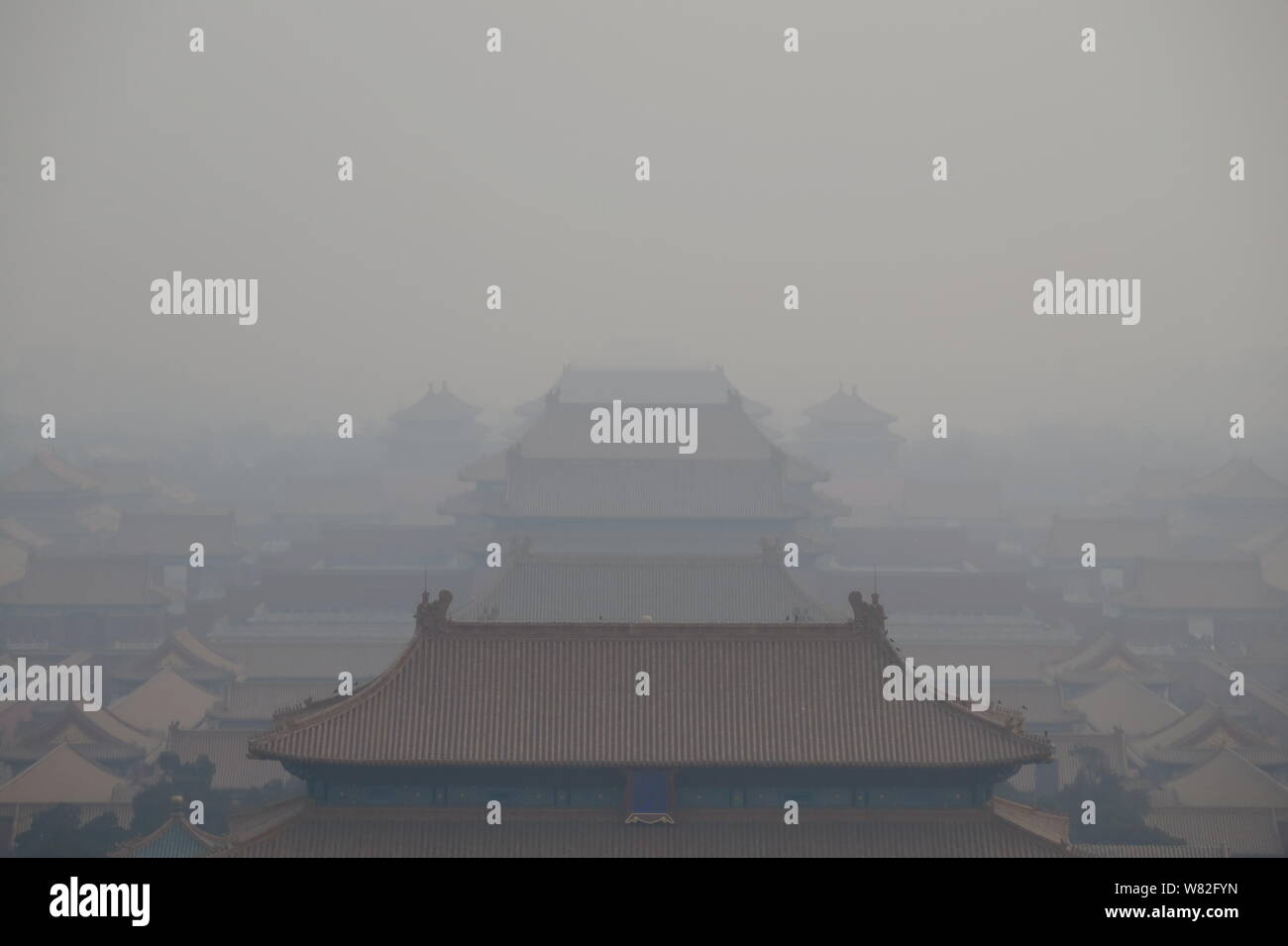 Cette photo composite présente le musée du palais, également connu sous le nom de la Cité Interdite, dans le smog lourde à Beijing, Chine, février 2017. Banque D'Images