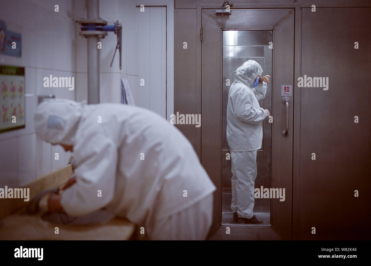 Les travailleurs chinois se désinfecter avant de faire des boulettes de riz gluant, également connu sous le nom de Xiao Yuan ou Yuanxiao, dans une usine de Daoxiangcun d'avance Banque D'Images