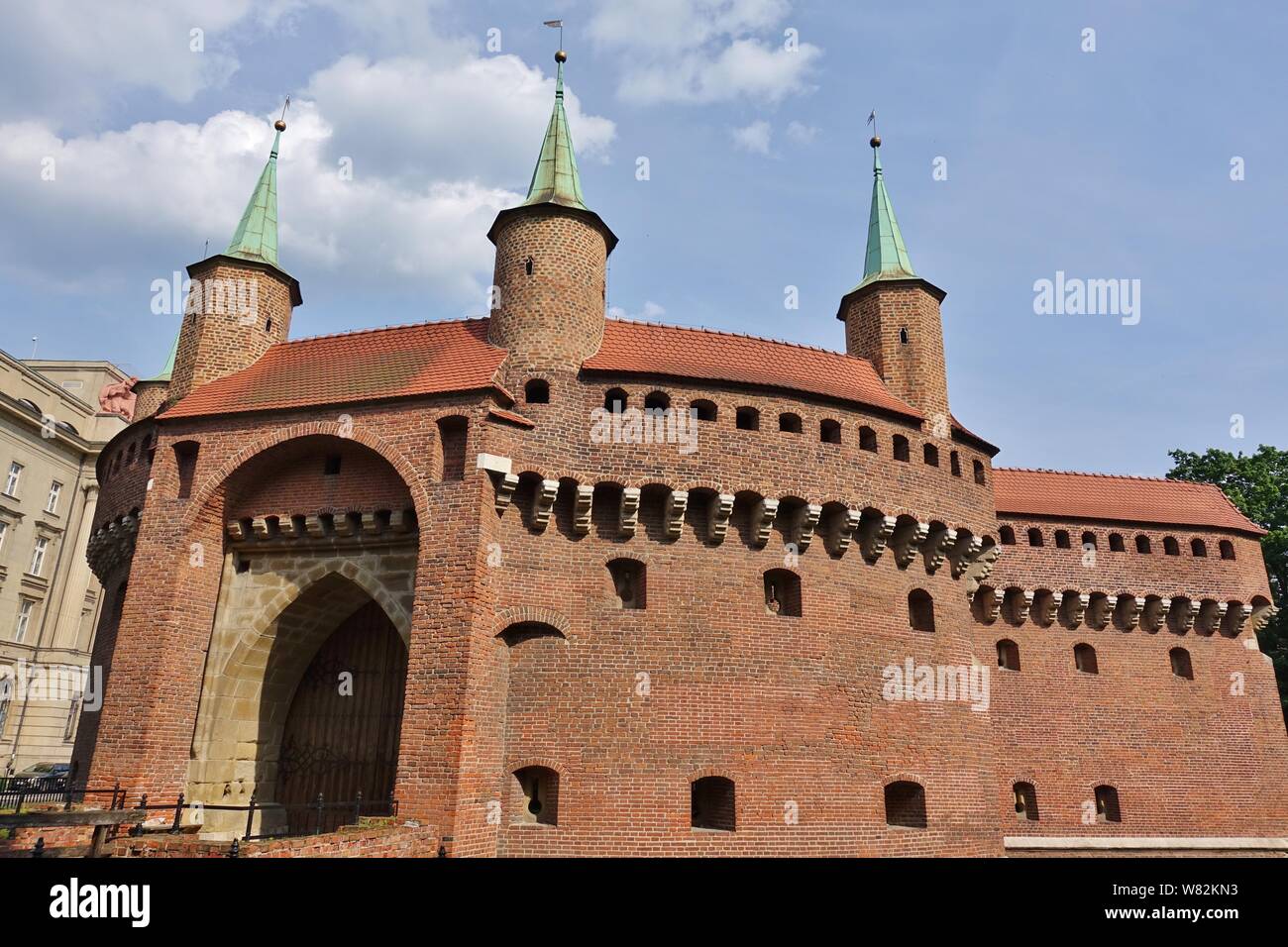 Cracovie, Pologne -25 mai 2019- Vue de la brique barbacane de Cracovie (Barbakan Krakowski), un avant-poste fortifié menant à la vieille ville de Cracovie, Polan Banque D'Images