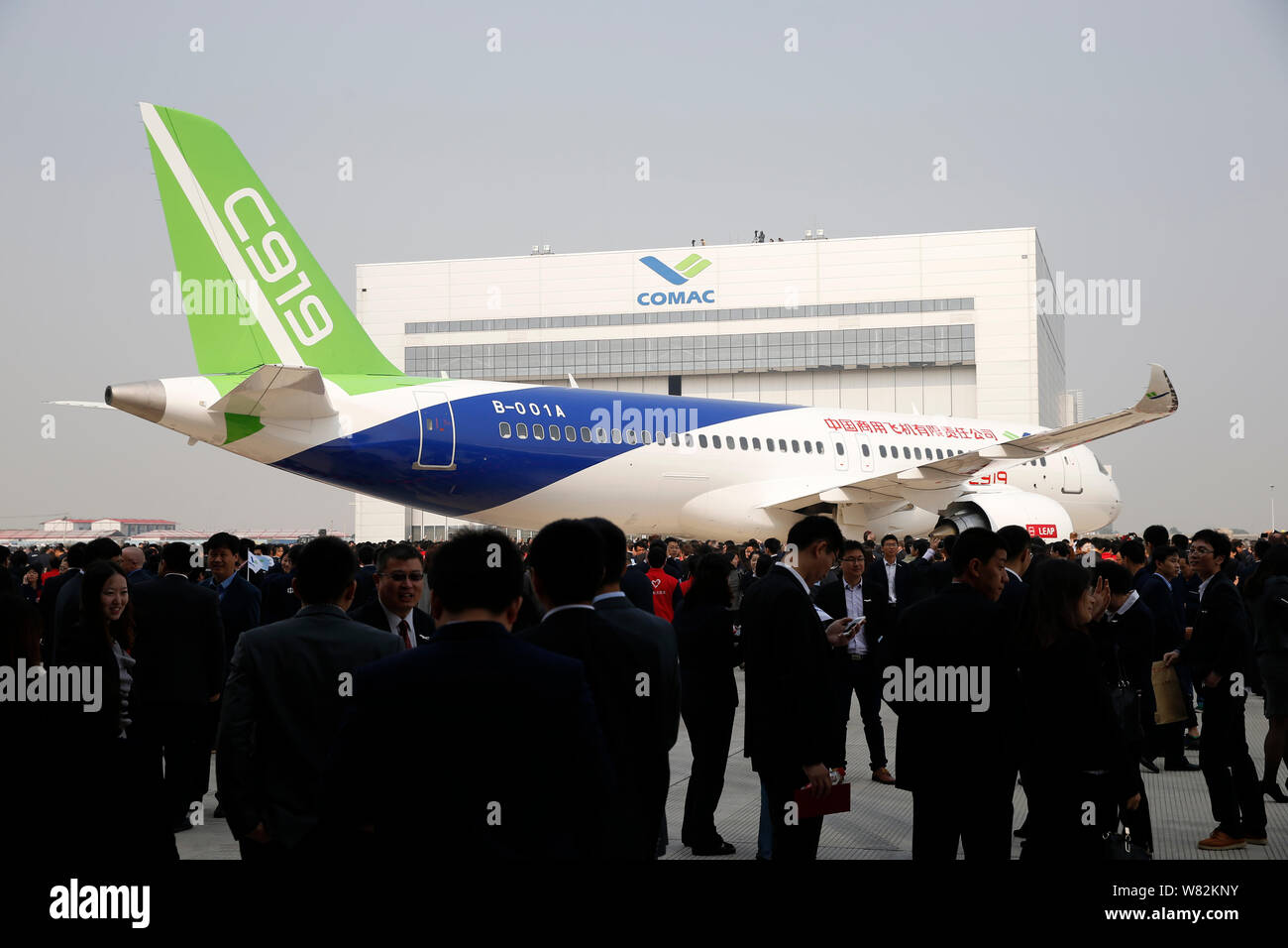 --FILE--Les gens regardent le premier des grands avions de transport de passagers C919 hors ligne lors d'une cérémonie à l'usine d'assemblage final de COMAC (Commercial Air Banque D'Images