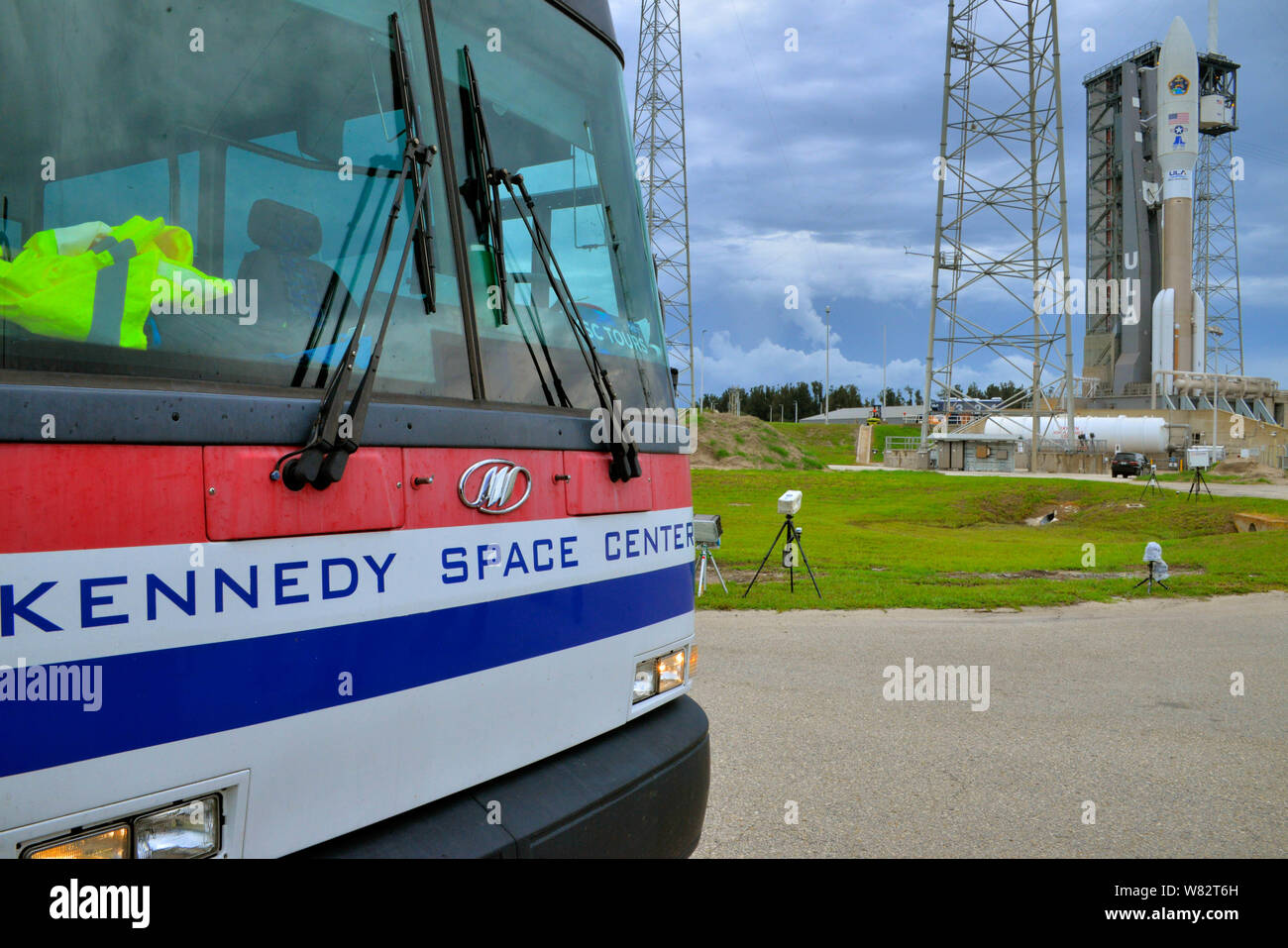 Base aérienne de Cap Canaveral. La Floride. USA. 7 août 2019 Tout est de progresser vers l'ULA lancement Atlas V transportant la mission de l'AEHF-5 pour l'US Air Force Space and Missile Systems Center. La mission est définie à soulever le jeudi 8 août, à partir de l'espace complexe de lancement-41 à base aérienne de Cap Canaveral en Floride. Prévisions d'aujourd'hui montre un 80 pour cent de probabilité de conditions météorologiques favorables pour le lancement. La fenêtre de lancement de deux heures commence à 5:44 HE. Crédit photo Julian Poireau / Alamy Live News Banque D'Images