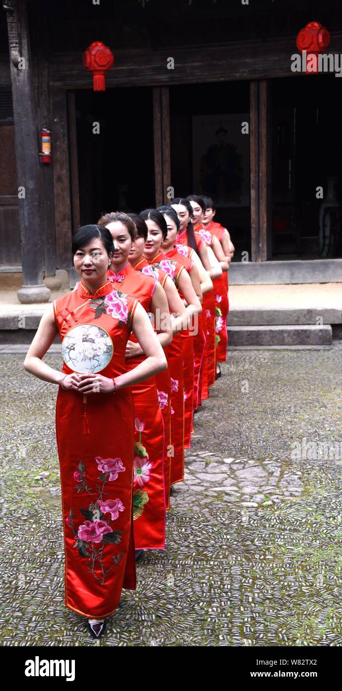 Les femmes portant qipao, robe traditionnelle chinoise, ou participer à un spectacle sur la Rue Ancienne Potan dans le comté de Xianju, Taizhou city, East China's Zhejia Banque D'Images