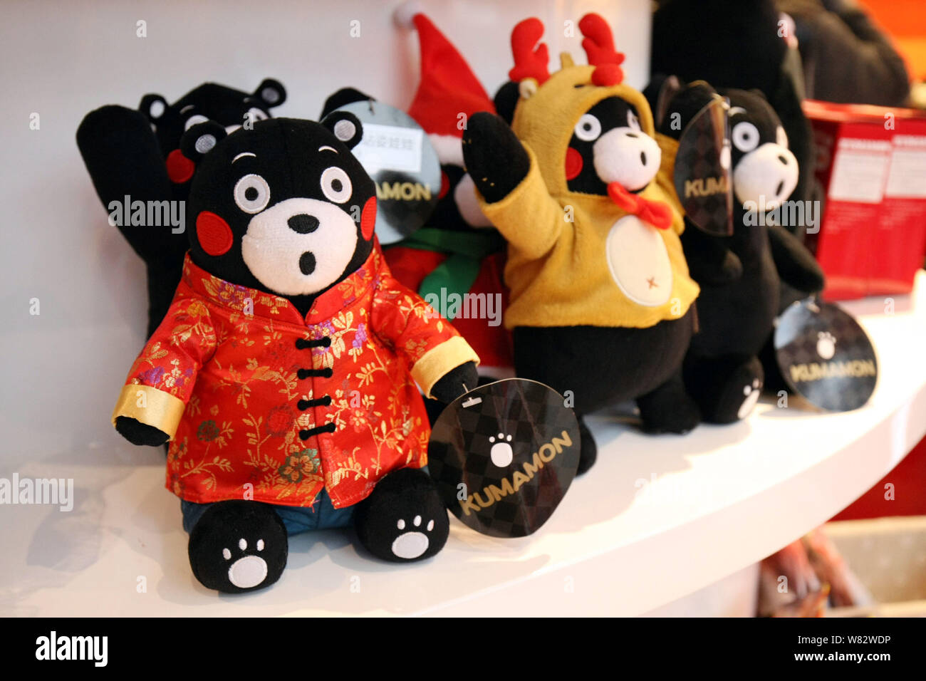 Kumamon garçons peluche sont en vente à l'Kuma Cafe, avec la préfecture de  Kumamoto's bear mascot 'Kumamon', à Shanghai, Chine, 17 janvier 2017. Un ca  Photo Stock - Alamy
