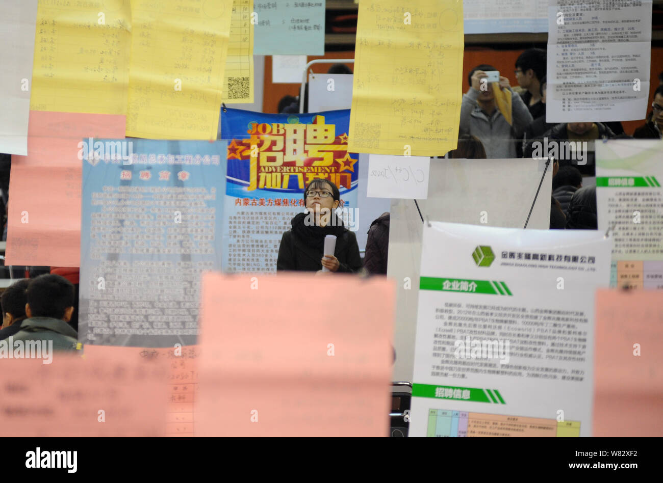 --FILE--étudiants chinois lire mémoires d'emplois alors qu'ils cherchent des emplois pour pendant un travail juste à Taiyuan University of Technology à Taiyuan city, north Banque D'Images