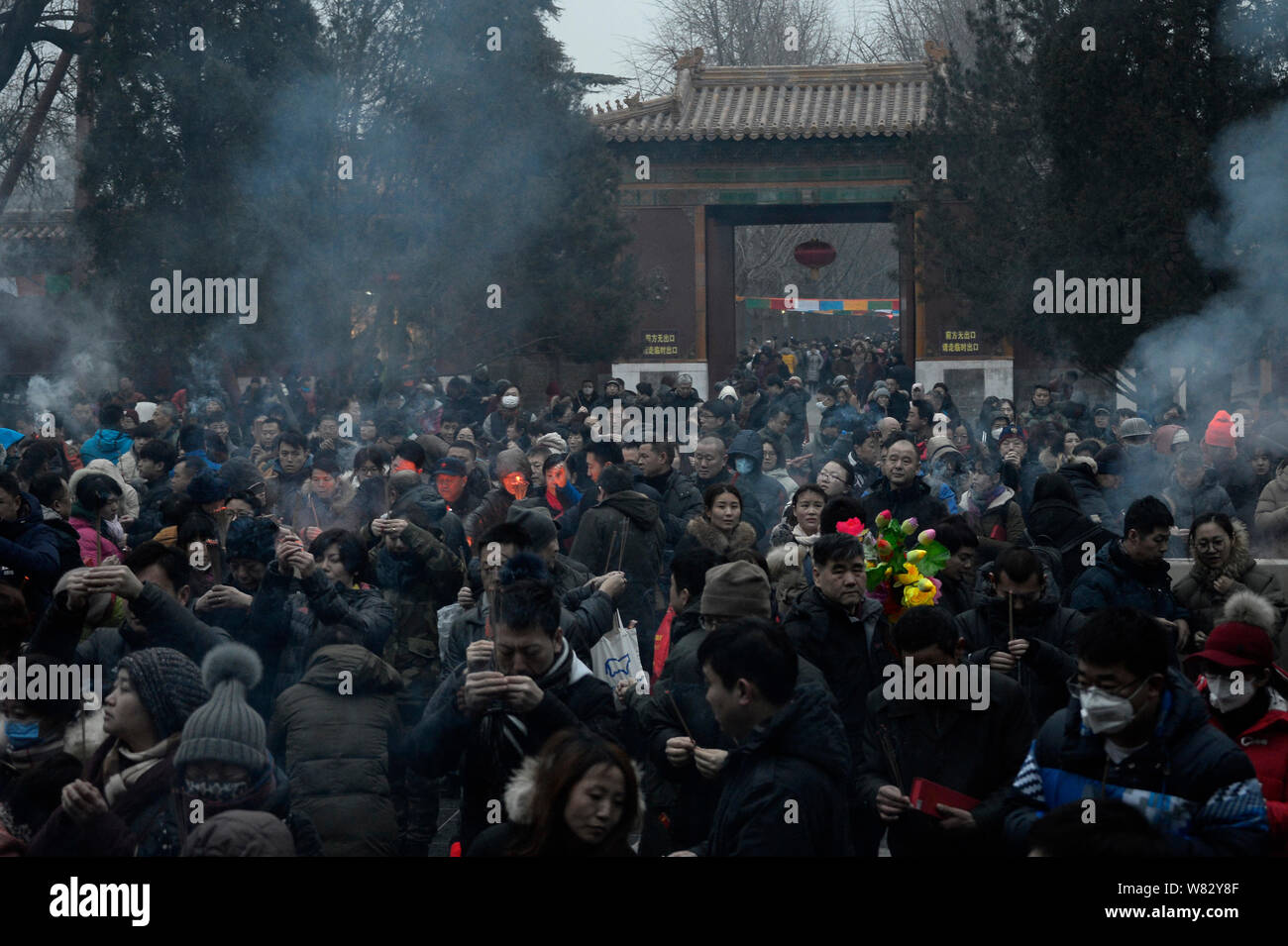 Les fidèles chinois brûler d'encens pour prier pour la bonne chance le premier jour du Nouvel An chinois ou fête du printemps à l'Yonghegong Lama Banque D'Images