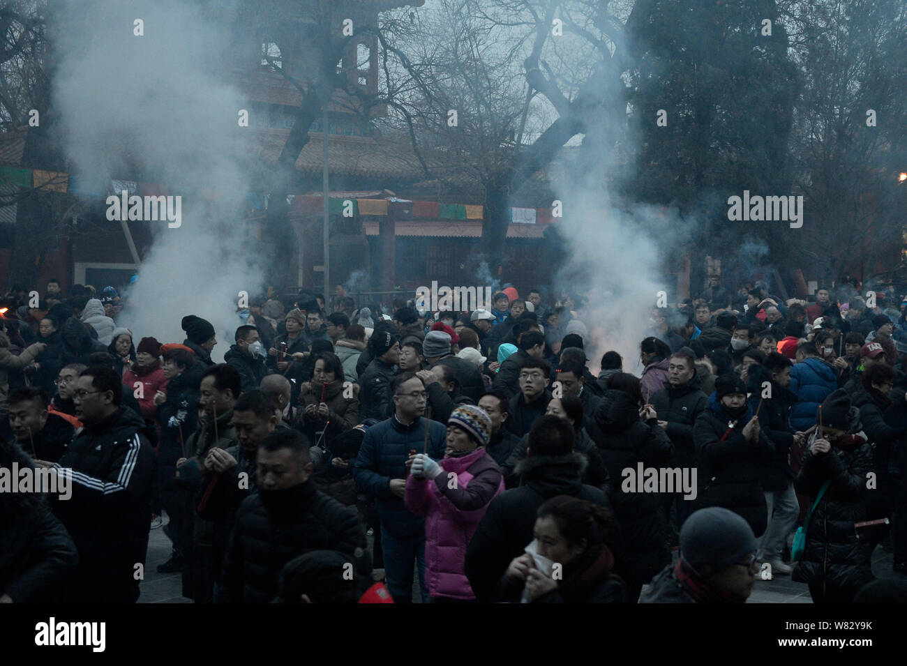 Les fidèles chinois brûler d'encens pour prier pour la bonne chance le premier jour du Nouvel An chinois ou fête du printemps à l'Yonghegong Lama Banque D'Images