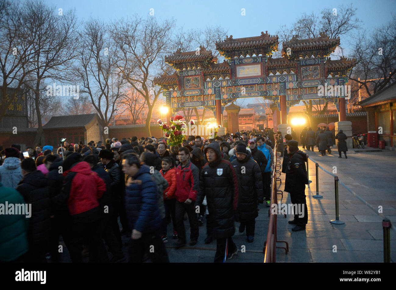 Les fidèles chinois foule Yonghegong Lama Temple pour prier pour la bonne chance sur le premier jour de la Nouvelle Année lunaire chinoise, également connu sous le nom de Festival du printemps, Banque D'Images