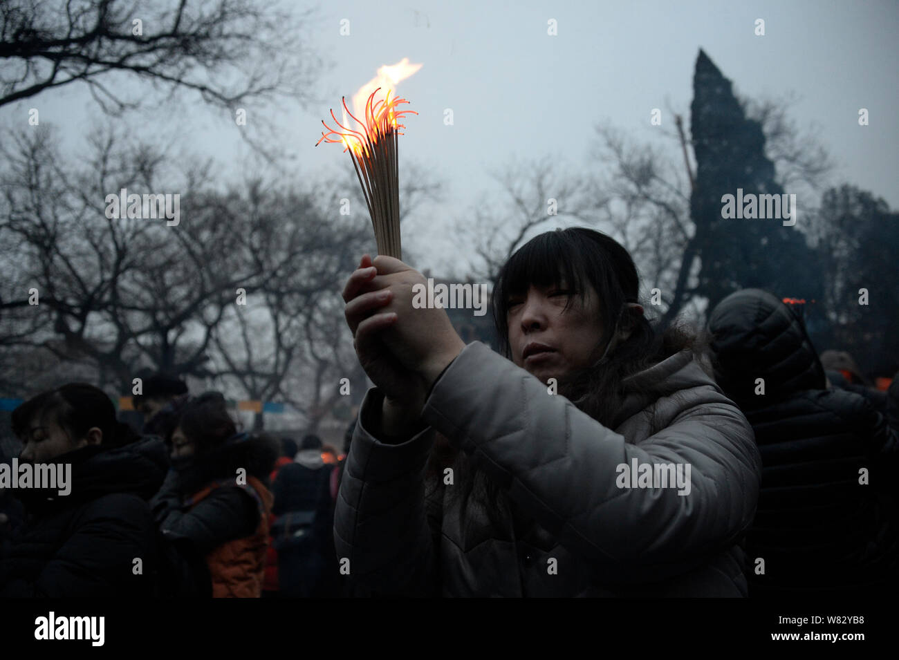 Les fidèles chinois brûler d'encens pour prier pour la bonne chance le premier jour du Nouvel An chinois ou fête du printemps à l'Yonghegong Lama Banque D'Images