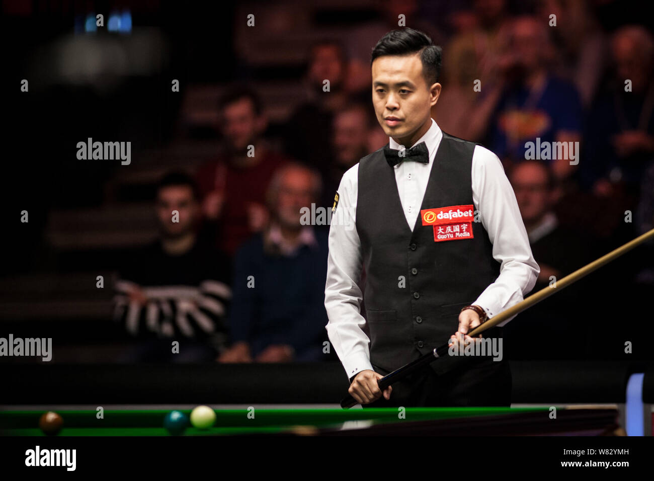 Marco Fu de Hong Kong considère un tir de Mark Allen de l'Irlande du Nord pendant le match quart leur Dafabet tournamen 2017 Masters snooker Banque D'Images