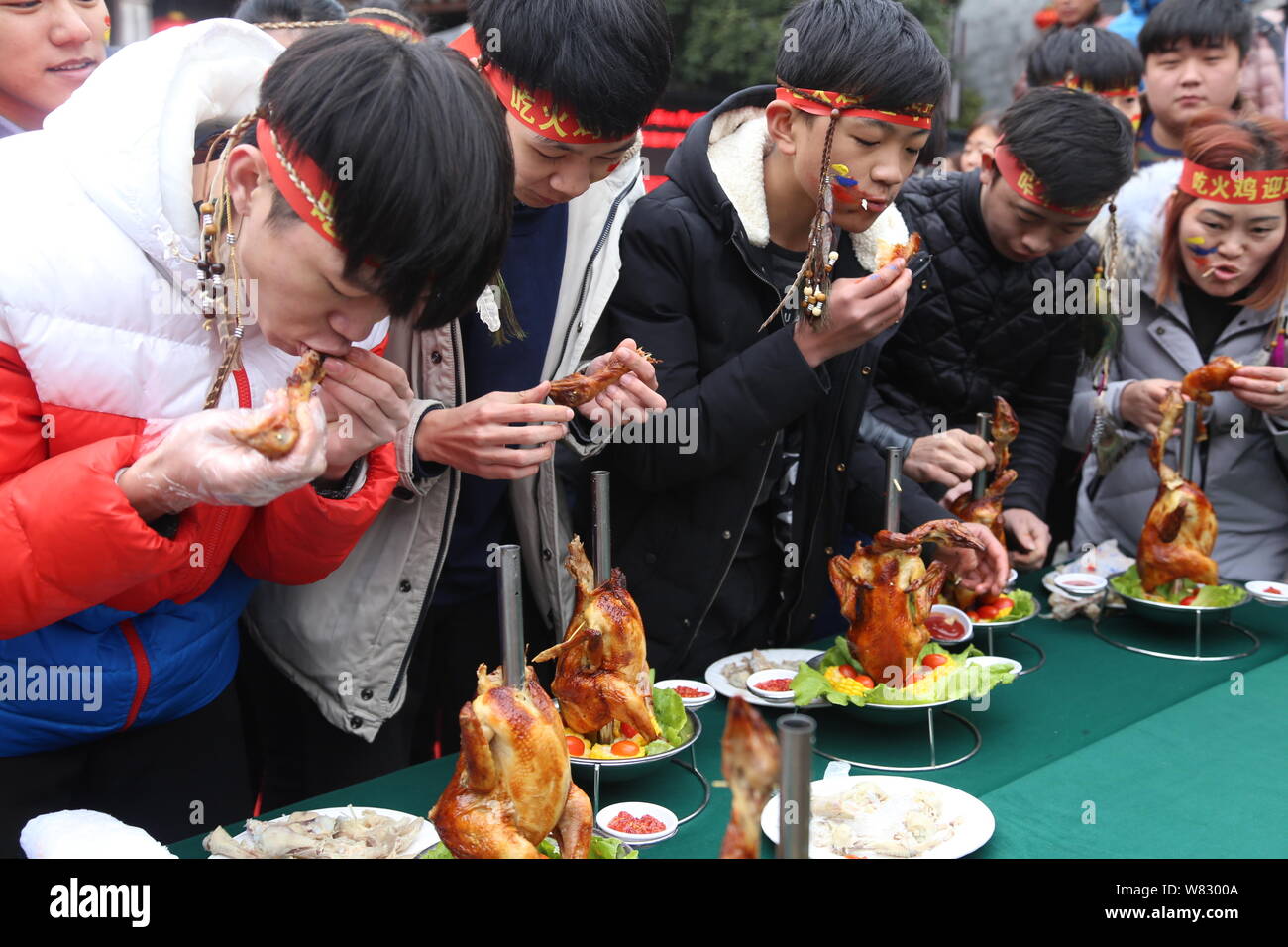 Les participants chinois participent à un concours de mangeurs de poulet pour célébrer l'année du coq à la dynastie Song (960-1279) parc à thème i Banque D'Images