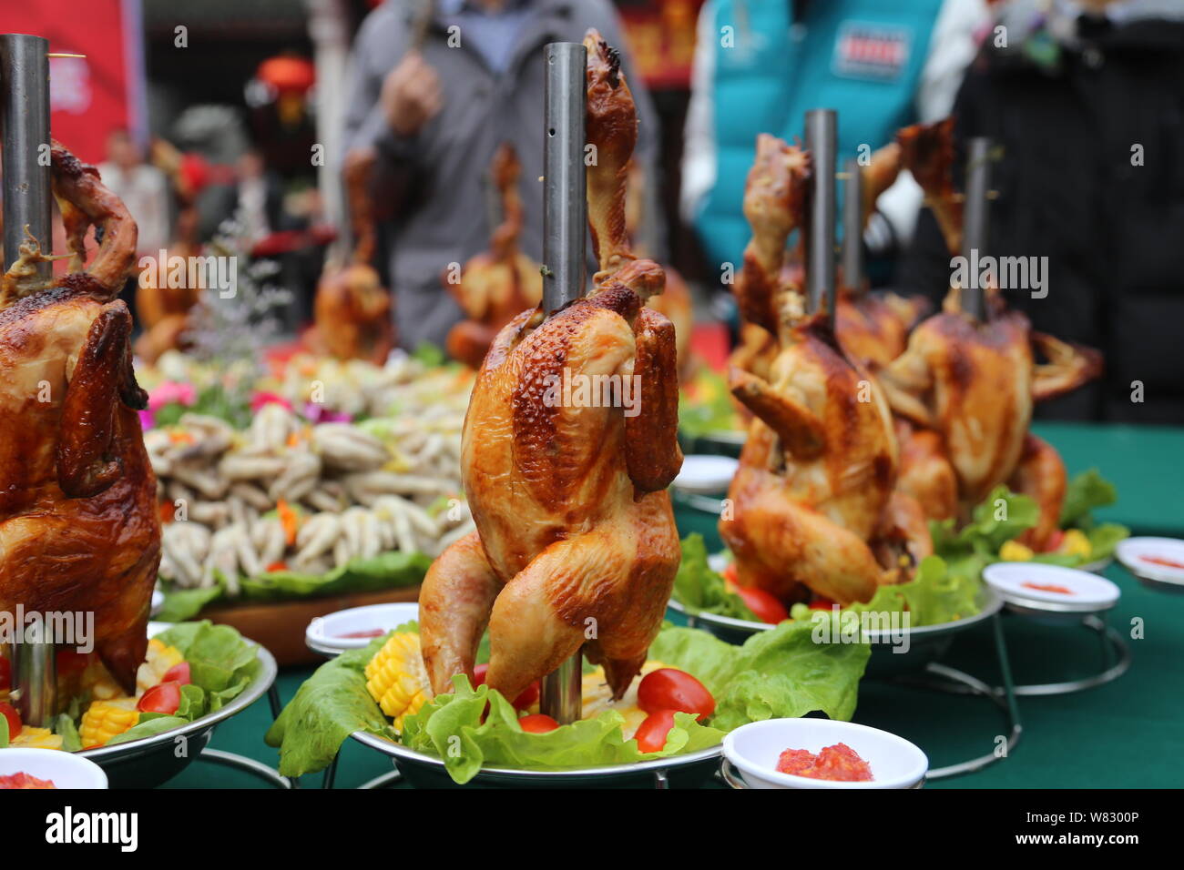 Les participants chinois participent à un concours de mangeurs de poulet pour célébrer l'année du coq à la dynastie Song (960-1279) parc à thème i Banque D'Images