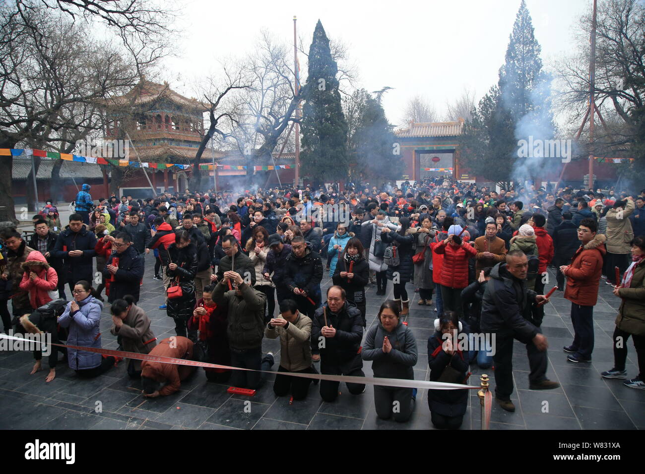 Les fidèles chinois brûler d'encens pour prier pour la bonne chance le premier jour du Nouvel An chinois ou fête du printemps à l'Yonghegong Lama Banque D'Images