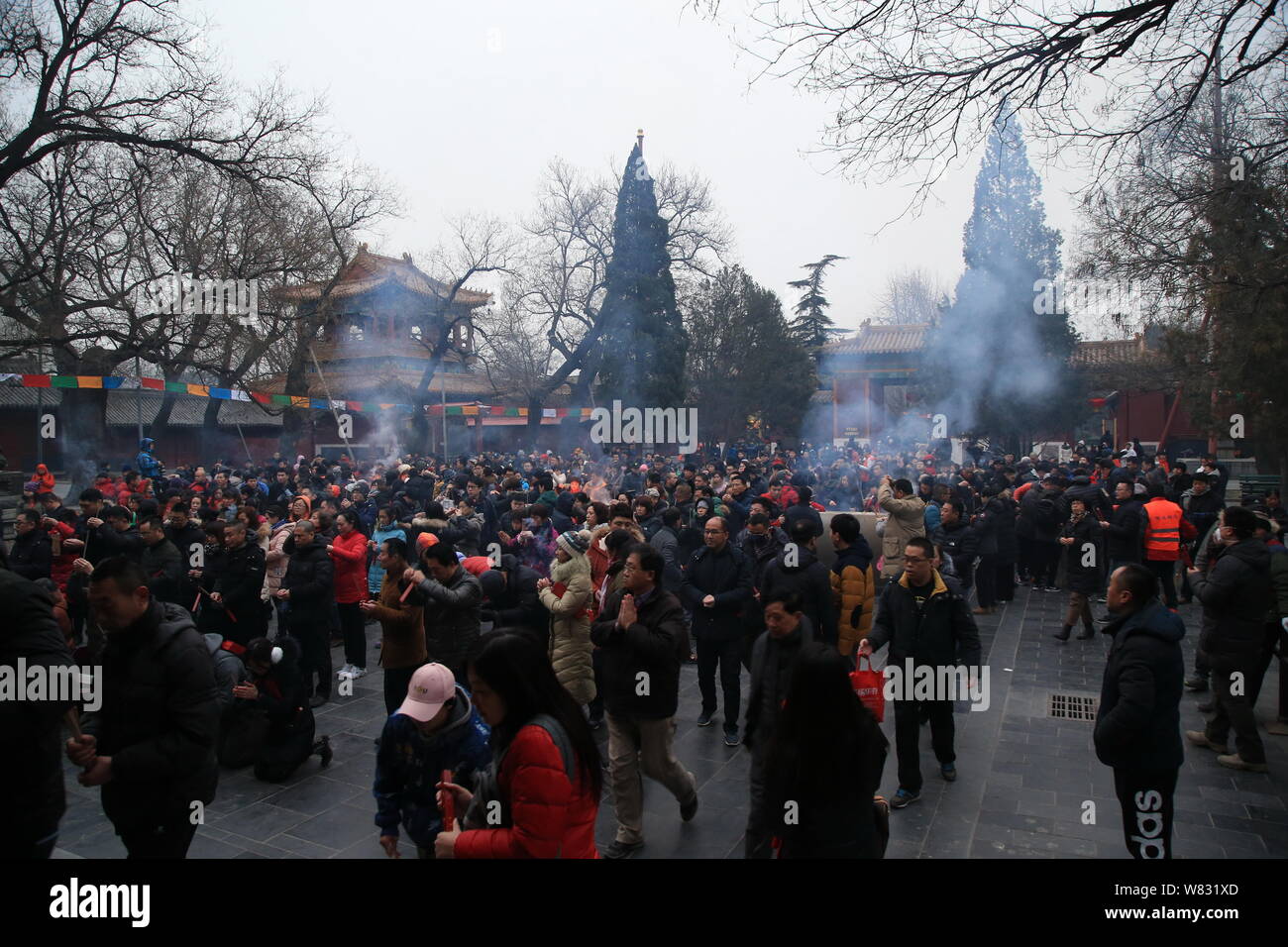 Les fidèles chinois brûler d'encens pour prier pour la bonne chance le premier jour du Nouvel An chinois ou fête du printemps à l'Yonghegong Lama Banque D'Images