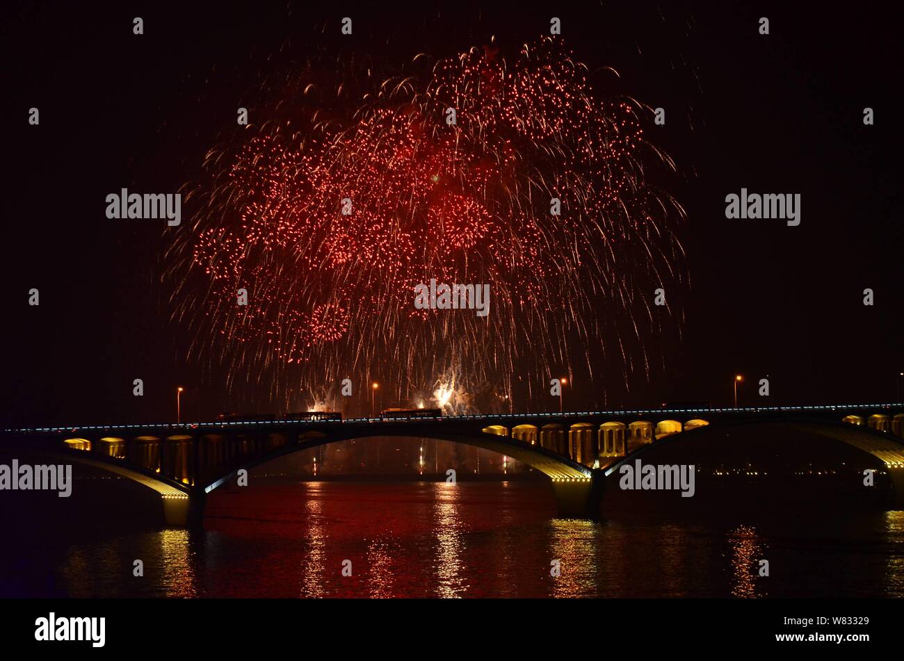 Feux d'artifice explosent dans le ciel au-dessus de la rivière Xiangjiang dans une cérémonie pour célébrer la nouvelle année dans la ville de Changsha, province de Hunan, en Chine centrale, 1 Jan Banque D'Images