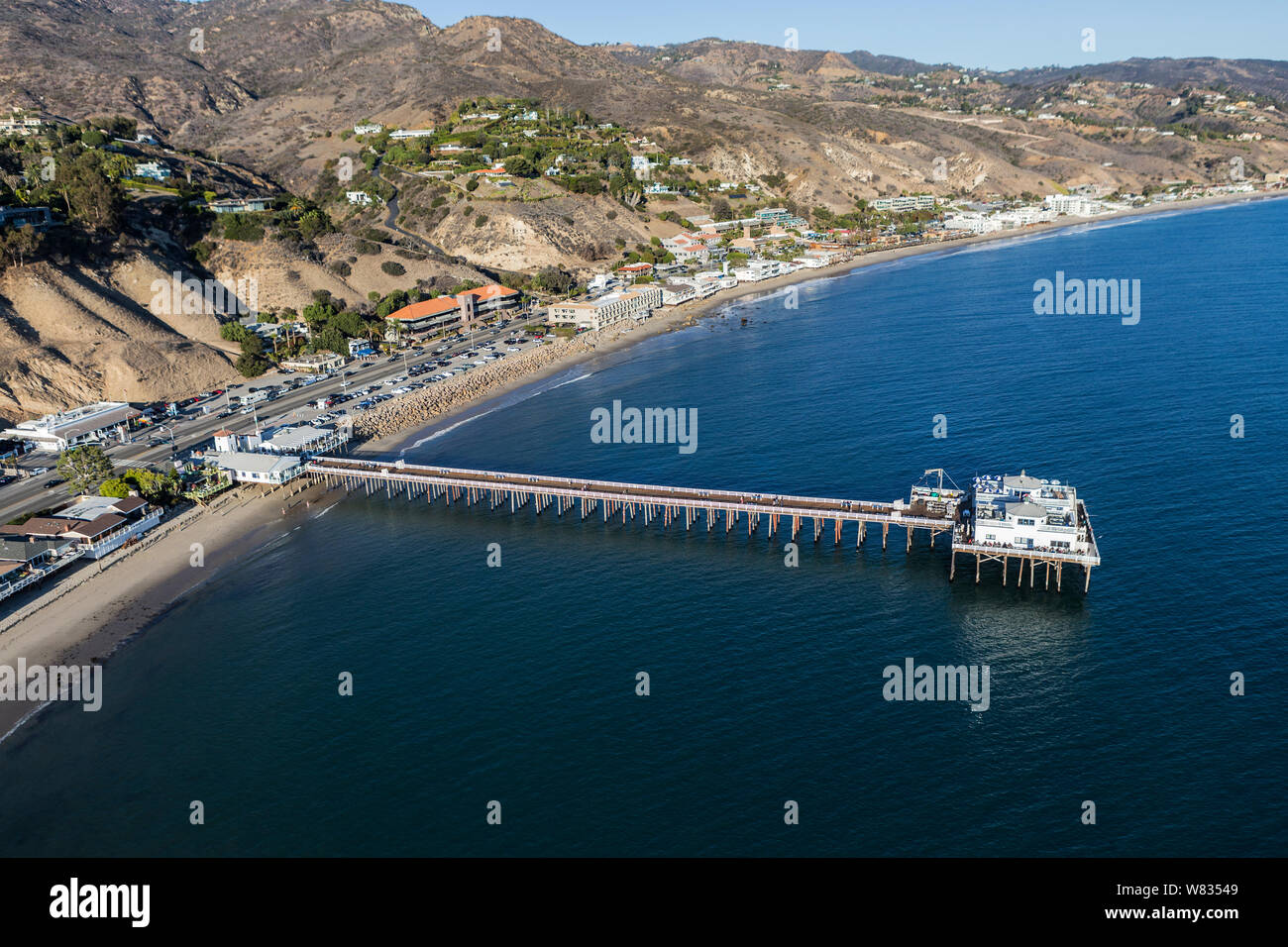 Historique Vue aérienne de Malibu Pier, Pacific Coast Highway et de la baie de Santa Monica, près de Los Angeles dans la pittoresque ville de Californie du Sud. Banque D'Images