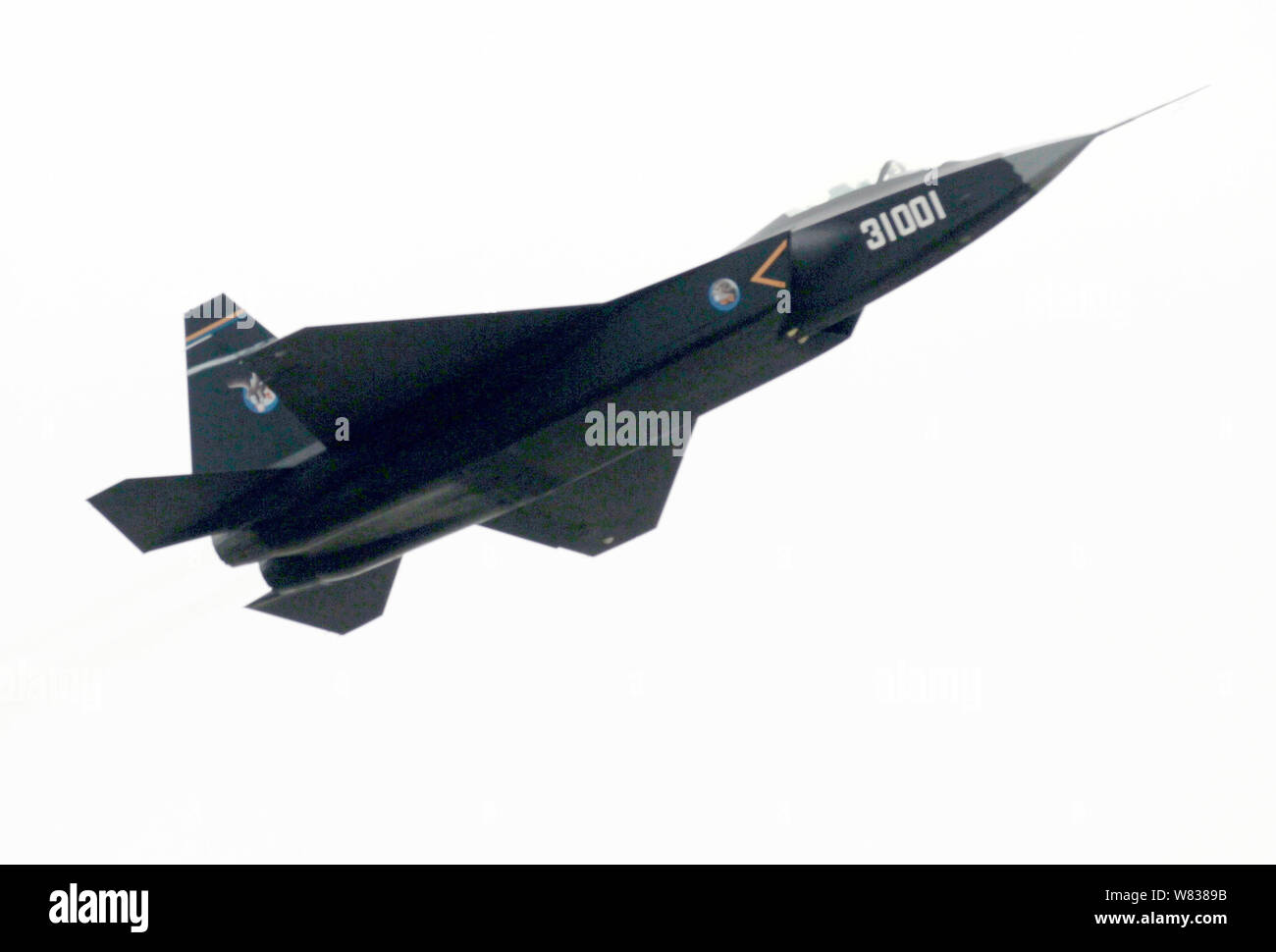 Avion De Chasse Chinois J 31 FILE--un Chinois J-31 stealth fighter jet effectue un vol de démonstration  dans le cadre des préparatifs de la 10e China International Aviation et  Aérospatiale Exhi Photo Stock - Alamy