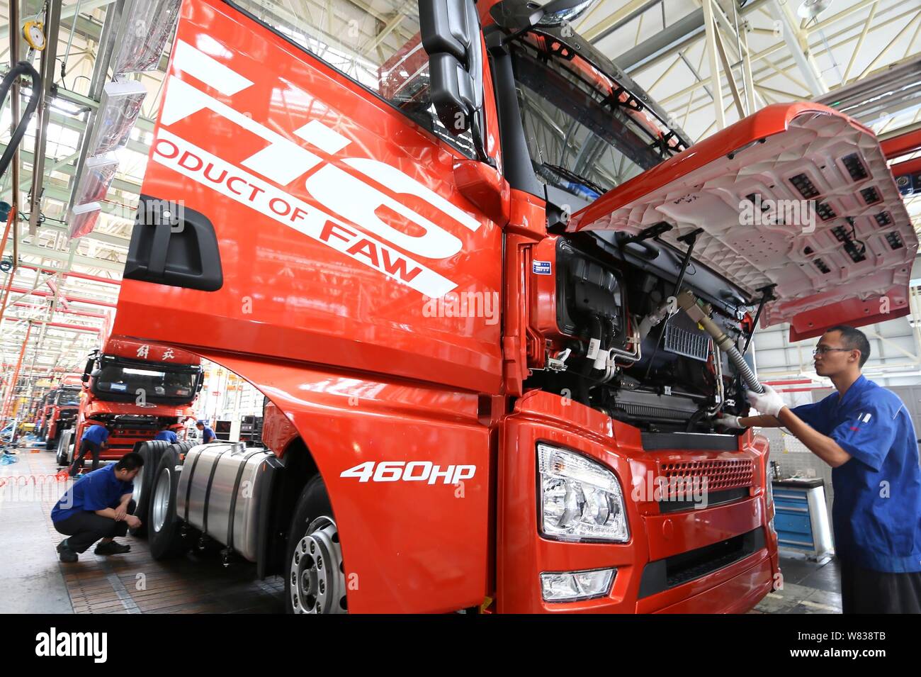 --FILE--travailleurs chinois assembler des camions lourds sur la ligne de montage dans une usine de FAO dans la ville de Qingdao, province de Shandong en Chine orientale, le 29 septembre 201 Banque D'Images