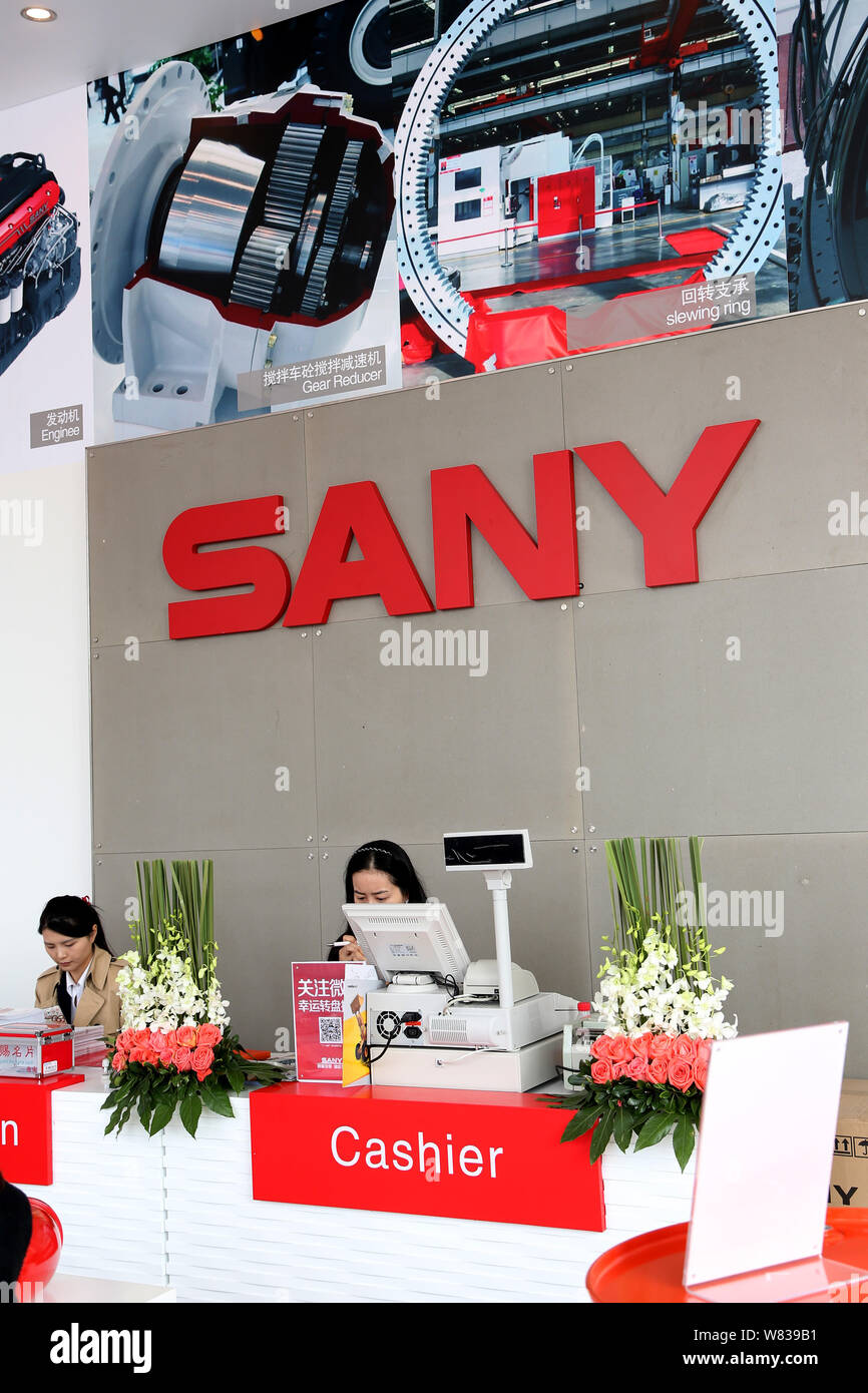 --FILE--employés chinois sont vus sur le stand de Sany durant la 7e Salon International des Machines de Construction, Machines de matériaux de construction Banque D'Images