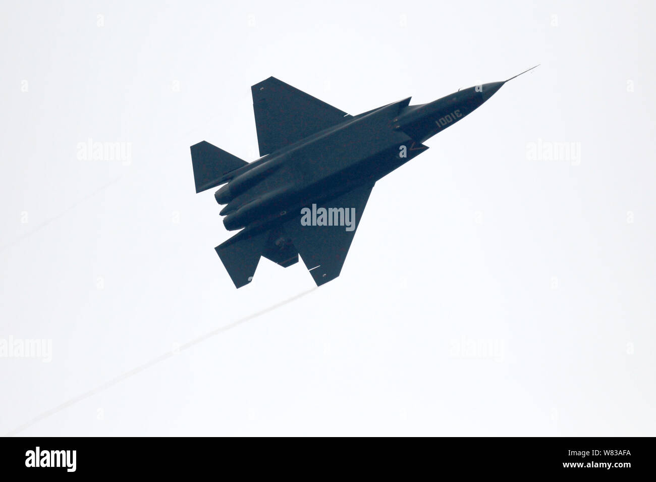 Avion De Chasse Chinois J 31 FILE--un Chinois J-31 stealth fighter jet effectue un vol de démonstration  dans le cadre des préparatifs de la 10e China International Aviation et  Aérospatiale Exhi Photo Stock - Alamy