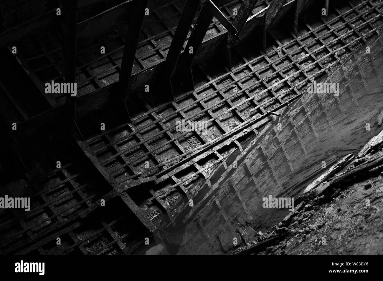 PUERTO CHACABUCO, CHILI - 16 février 2016 : l'intérieur d'une épave rouillée dans Puerto Chacabuco dans la région d'Aysen, Patagonie Chilienne Banque D'Images